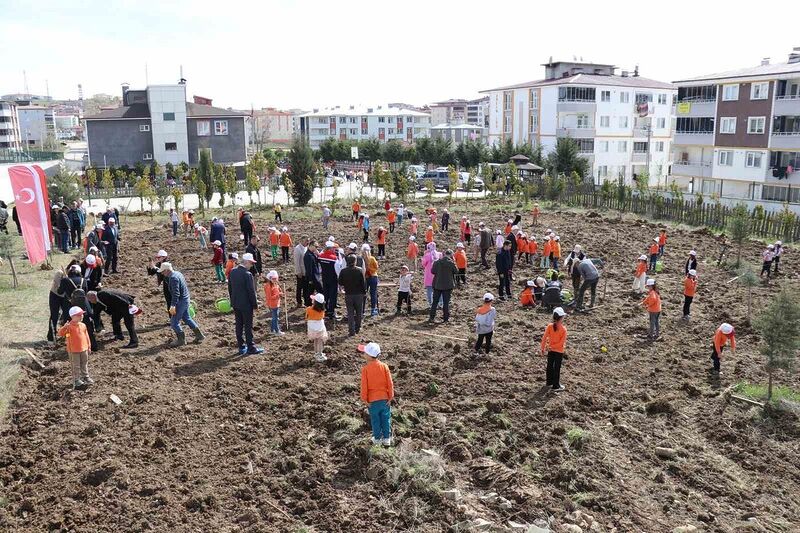 ’Okuldaki Çiftlik Projesi’: Meyve fidanları okul bahçesine dikildi