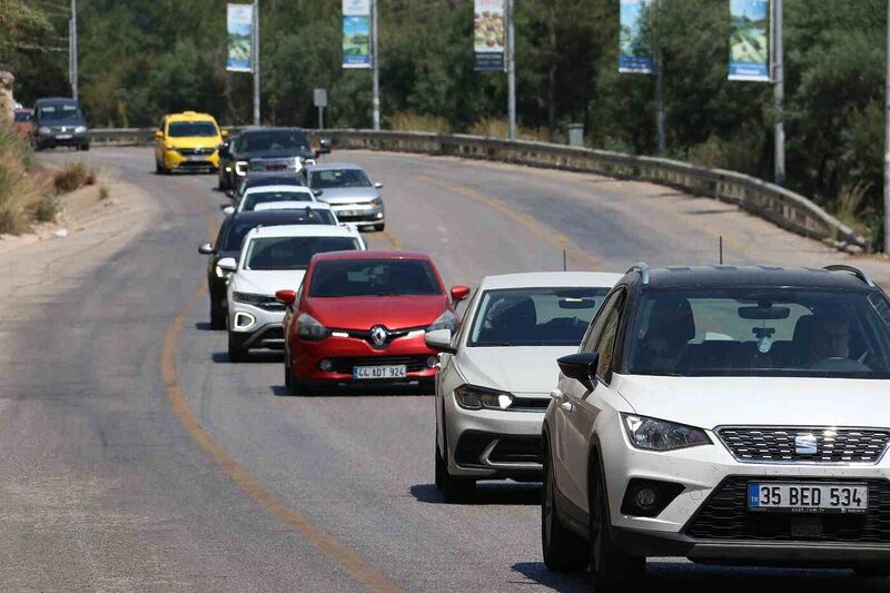 ÖLÜDENİZ YOLUNDA TATİLCİLERDEN ARAÇ