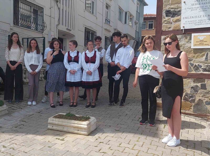 Osmanlı’ya sığınan Macar prensinin müzesine ziyarette bulunup dans ettiler