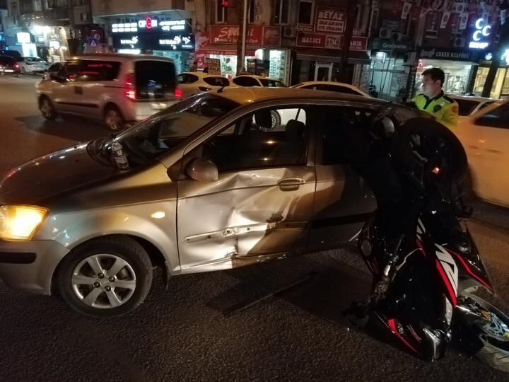 KARABÜK'ÜN SAFRANBOLU İLÇESİNDE OTOMOBİLE ÇARPAN MOTOSİKLET SÜRÜCÜSÜ YARALANDI