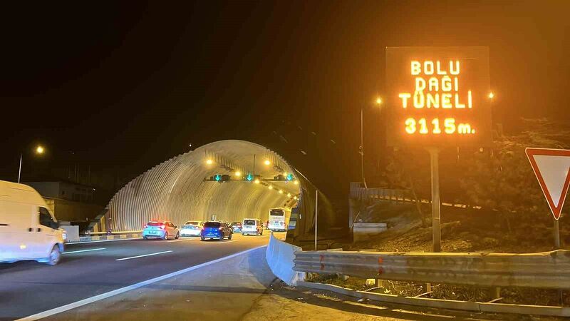 Otoyolda gece saatlerinde tatilcilerin yoğunluğu arttı