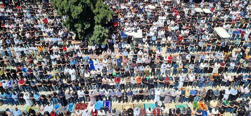 Ramazan ayının son cumasında 120 bin Müslüman Mescid-i Aksa’da saf tuttu