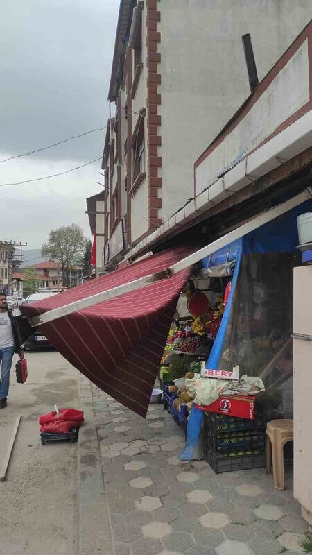 Rüzgar, manavın tentesini yıktı geçti