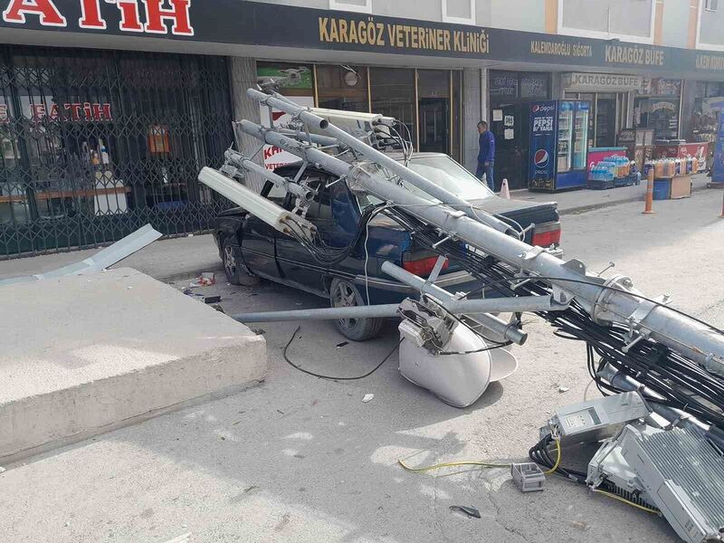 Rüzgardan kopan baz istasyonu direği 5. kattan otomobilin üzerine düştü, düşme anı kameraya yansıdı