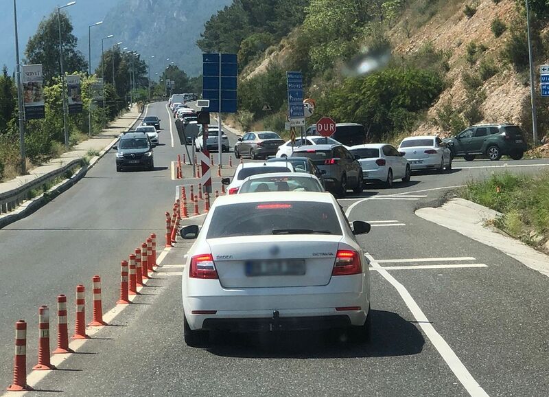 Sahile akın eden vatandaşlar uzun araç kuyrukları oluşturdu