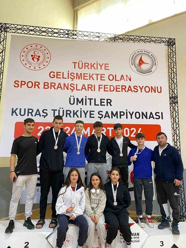 Şampiyonadan 7 madalya ile dönen sporcular başarıya imza attı