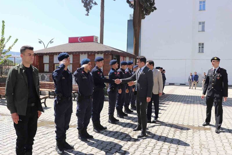 Selendi’de protokol vatandaşlarla bayramlaştı