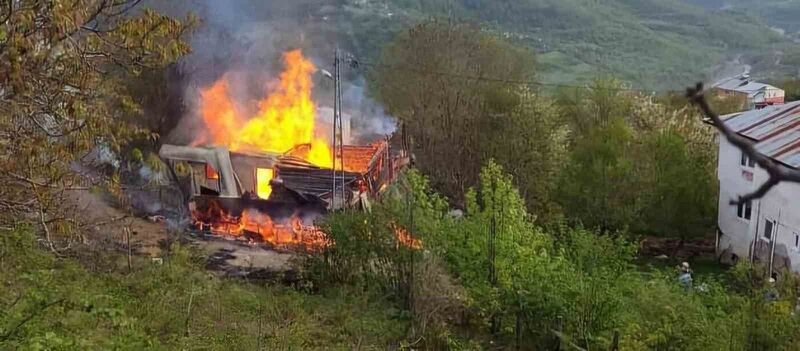 Sobadan çıktığı tahmin edilen yangında bir ev kullanılamaz hale geldi