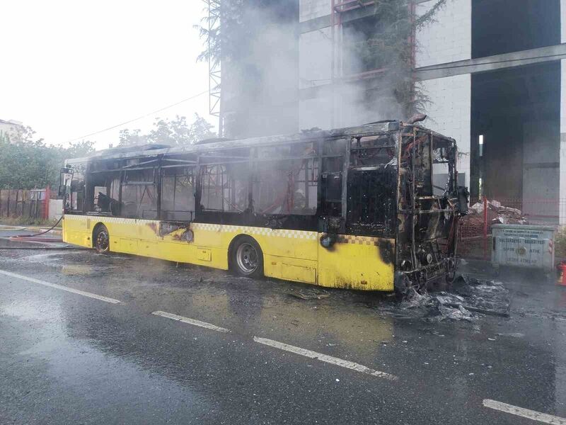 Sultanbeyli’de seyir halindeki İETT otobüsü alev alev yandı