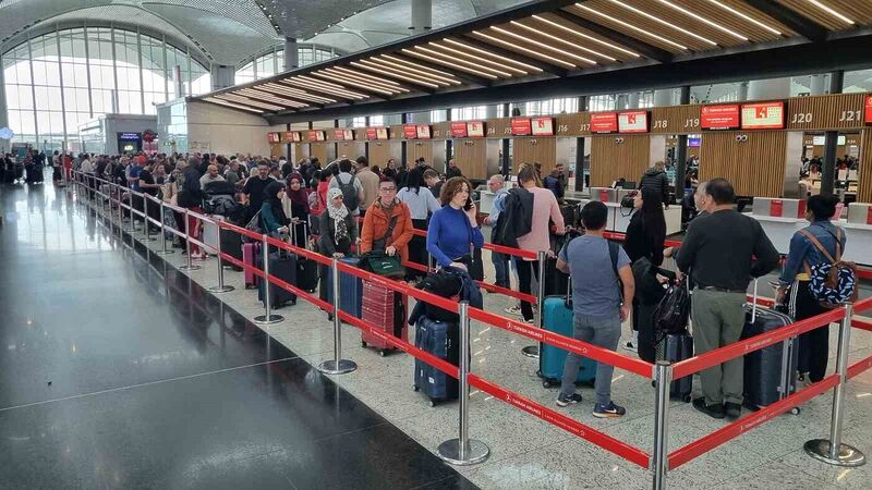 Tatilin ikinci gününde de İstanbul Havalimanı’nda yoğunluk sürüyor