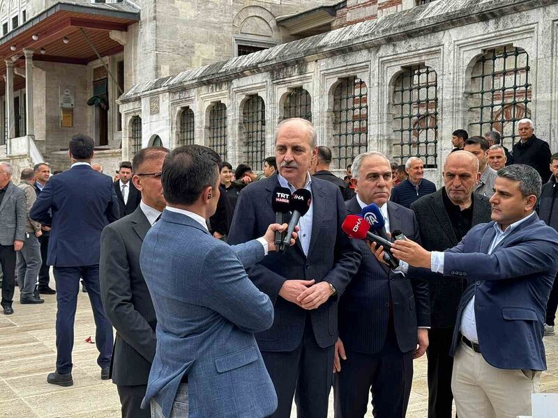 TBMM BAŞKANI NUMAN KURTULMUŞ, BAYRAM NAMAZINI İSTANBUL FATİH CAMİİ’NDE KILDI.