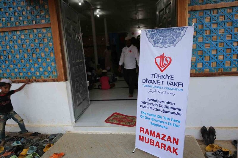 TDV, Bangladeş’te 10 bin kişilik iftar paketi dağıttı