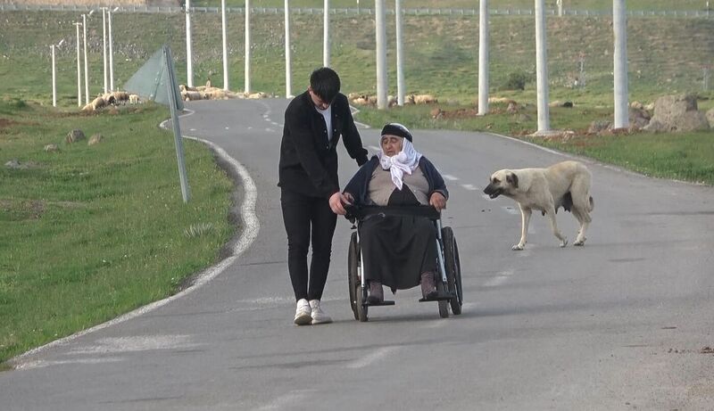 Tek manzarası tavan olan kadın, 10 yıl sonra köy meydanına çıktı