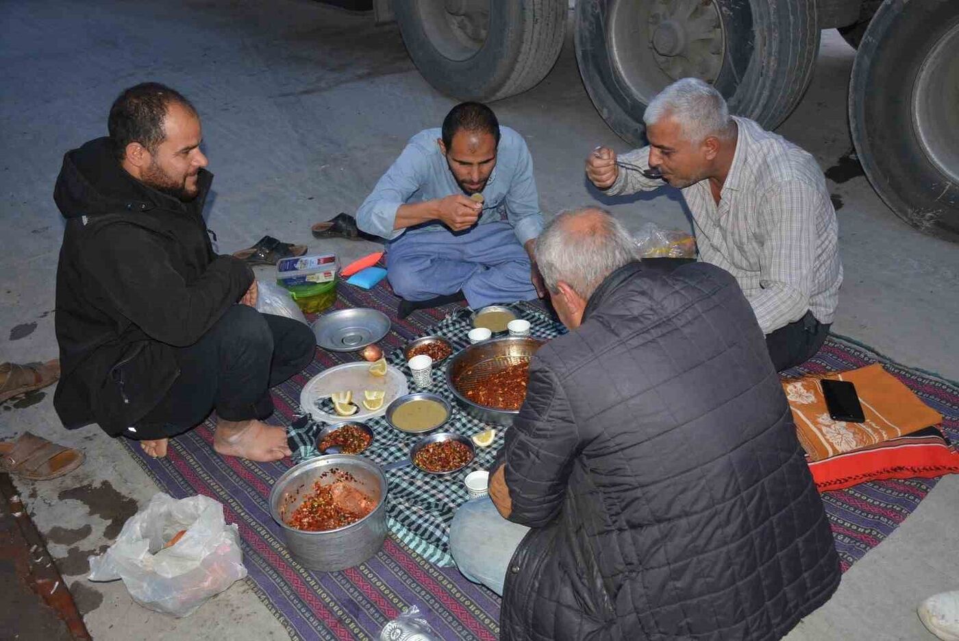Tır şoförleri Habur Sınır Kapısında sıra beklerken iftar açıyor