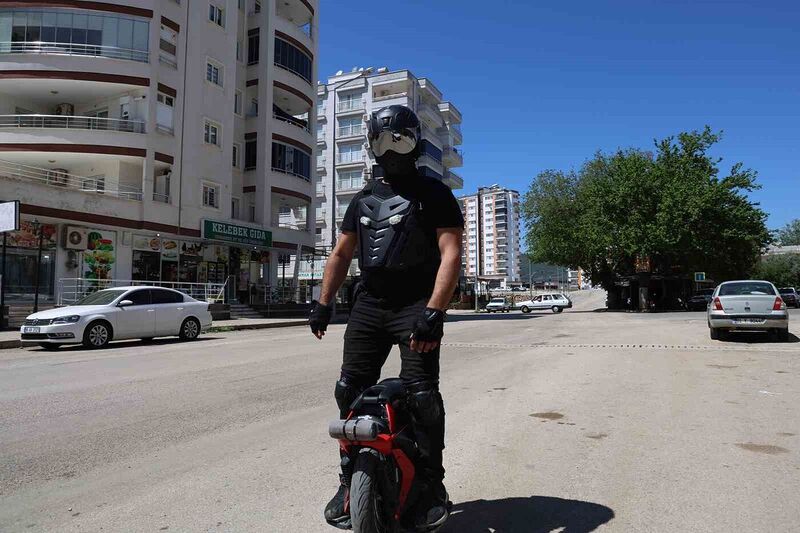 Trafikte gören “robot” sanıyor