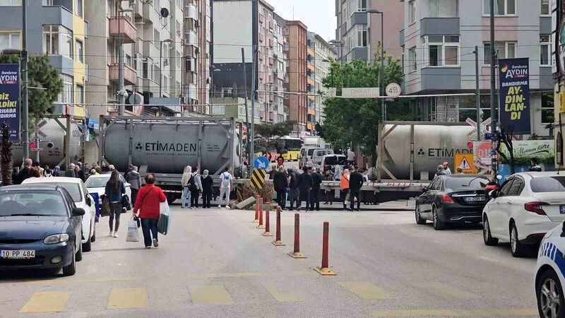 Tren arızası nedeniyle hemzemin geçitte ulaşım kapandı