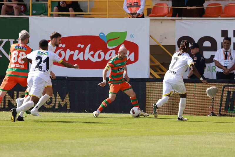 Trendyol Süper Lig: Alanyaspor: 3 – İstanbulspor: 0 (İlk yarı)