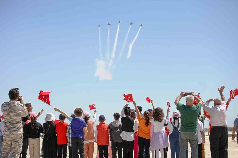 Türk Yıldızları’ndan öğrencilere 23 Nisan hediyesi