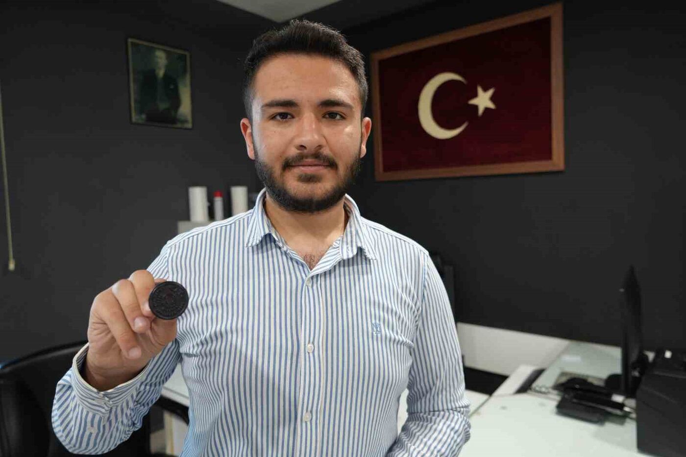 Türkiye’nin en genç muhtarı mührü babasından alarak göreve başladı