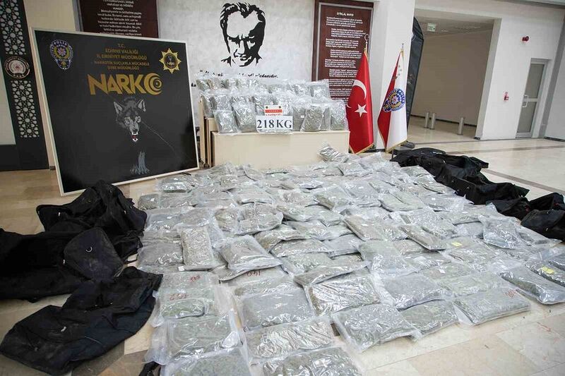 Türkiye’ye valizler dolusu uyuşturucu sokacaklardı: 218 kilogram skunk ele geçirildi