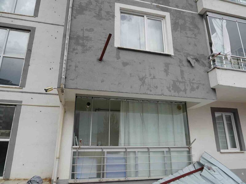 Uçan evin çatısı apartmanın duvarına ok gibi saplandı