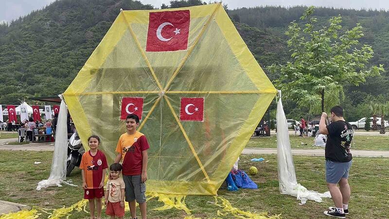 Uçurtma şenliğinde 6 metrelik dev uçurtma ilgi gördü