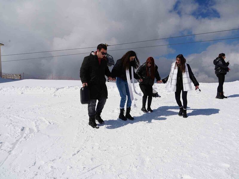 Üniversite öğrencileri, Ilgaz Dağı’nın zirvesinde hem ders yaptı hem horon tepti