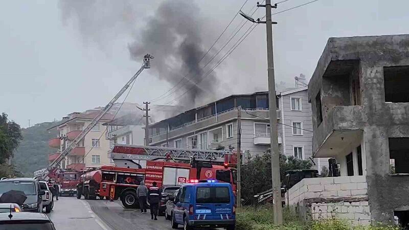 Yalova’da bir binanın çatı katında çıkan yangında 4 daire küle döndü