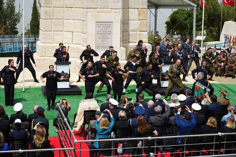 Yeni Zelanda askerleri atalarını ’haka’ dansıyla andı