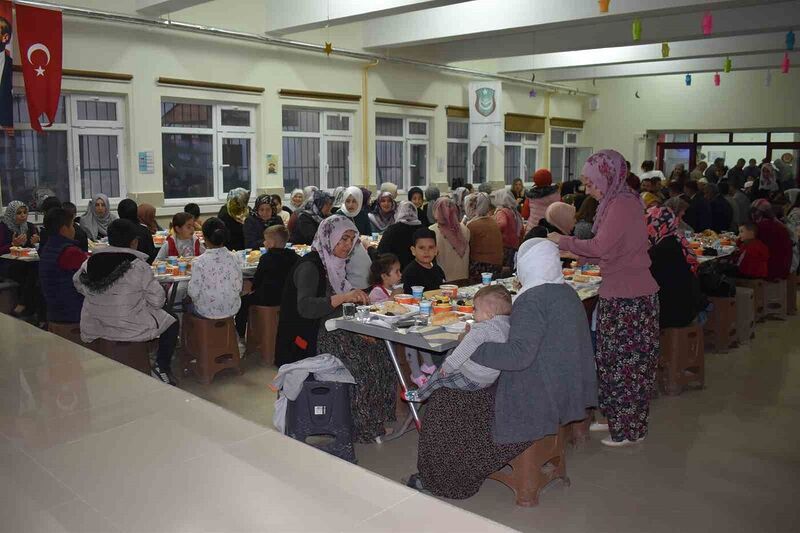 Yeşilgölcük Anadolu İmam Hatip Lisesi’nden bin kişilik iftar yemeği