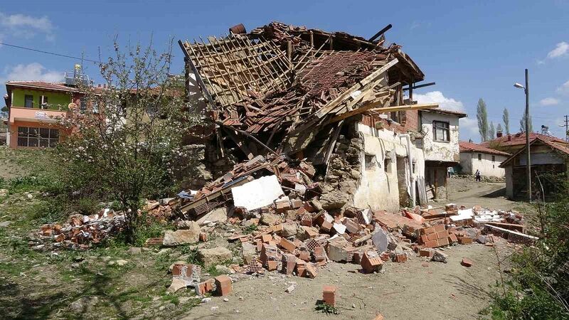 Yozgat’ta depremin izleri gün ışıyınca ortaya çıktı