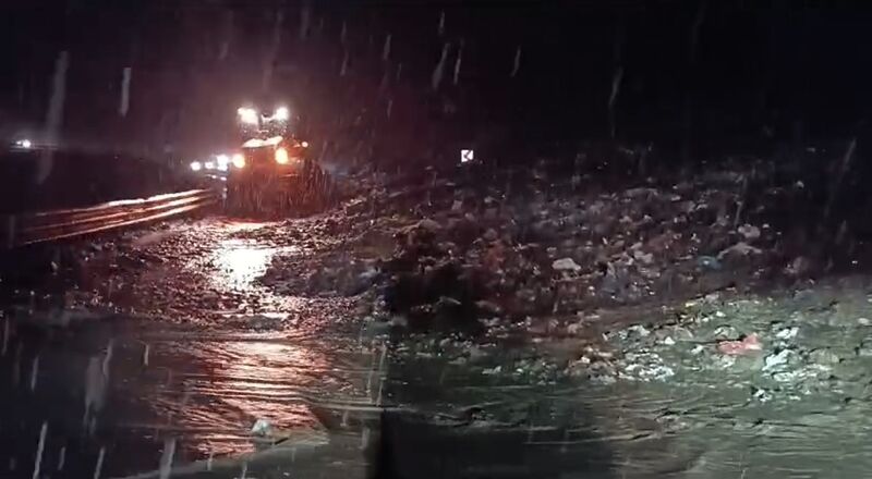 Yüksekova-Van karayolunda heyelan: Yol trafiğe kapandı