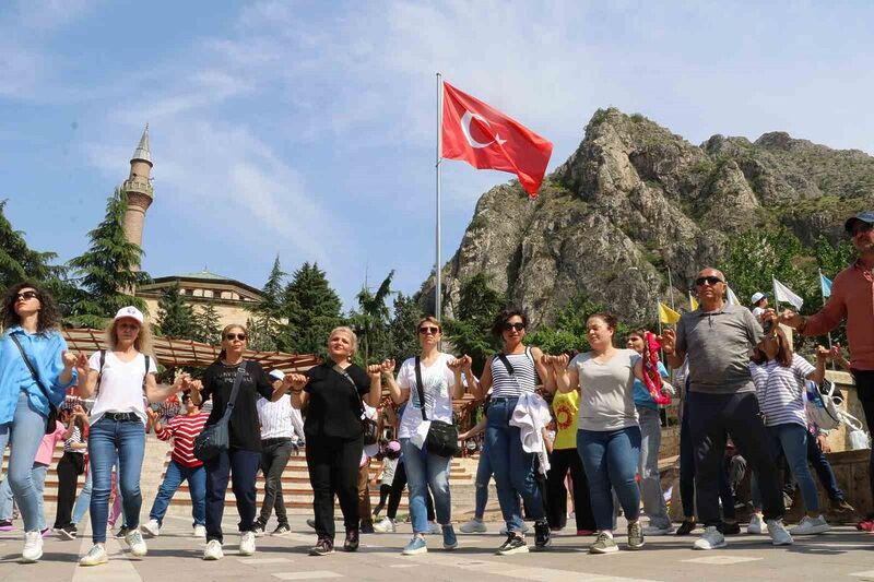 1 Mayıs Amasya’da halaylarla kutlandı