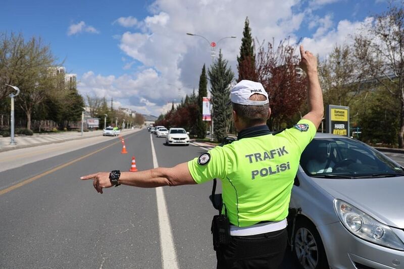 DÜZCE’DE TRAFİK DENETİMİ YAPAN