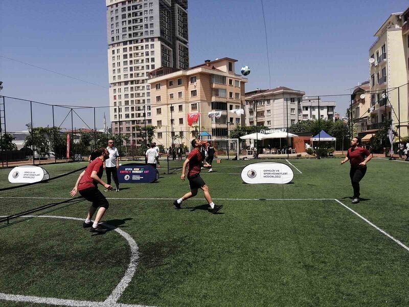 19 Mayıs Atatürk’ü Anma Gençlik ve Spor Bayramı için Kartal’da sporcular ayak tenisinde rekabet etti