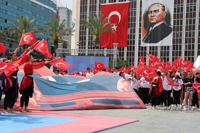 19 Mayıs İzmir’de coşkuyla kutlandı