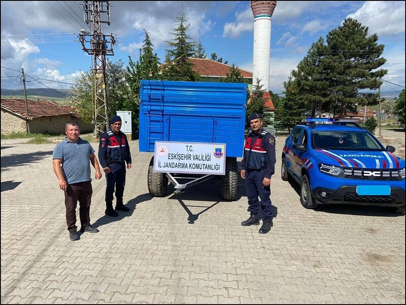 300 bin TL’lik römorku çalıp boyayan şahısları jandarma yakaladı