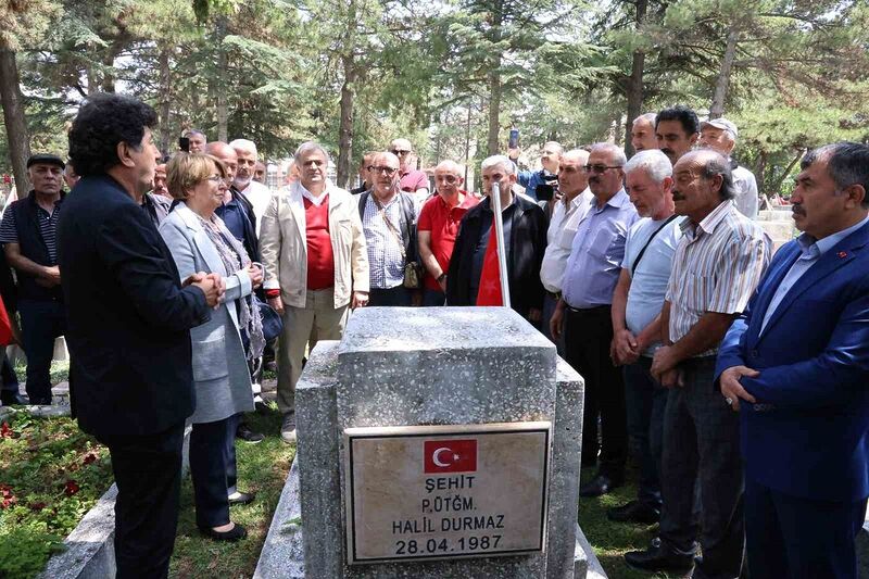 37 yıl önce şehit olan komutanlarını kabri başında andılar