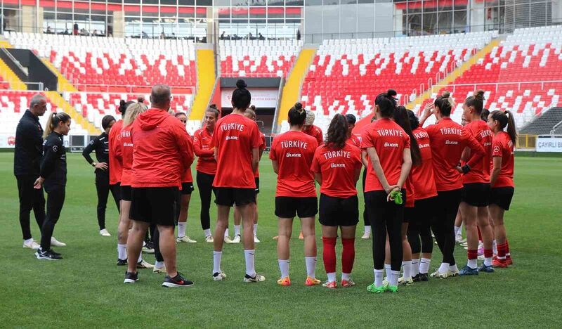 A Milli Kadın Futbol Takımı, Azerbaycan maçı hazırlıklarını tam kadro sürdürdü