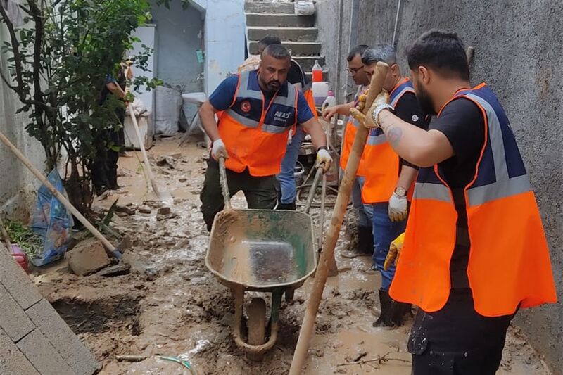 AFAD gönüllüleri, Cizre’de sel felaketinin yaralarını sarıyor