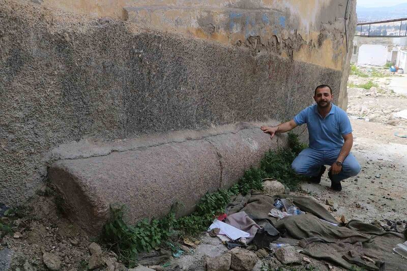 Ağır hasarlı binanın altında bulunan ve tarihi olduğu düşünülen devasa sütun merak uyandırdı