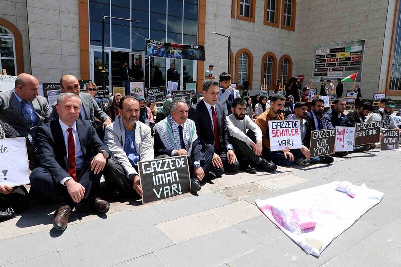 Ağrı’da Gazze’ye destek oturma eylemine Milli Eğitim Müdürü Kökrek destek verdi