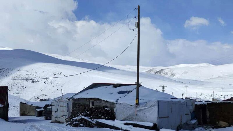 Ağrı’da kar yağışı köylüleri şaşırttı: “Batıda tatil, bizde kar”