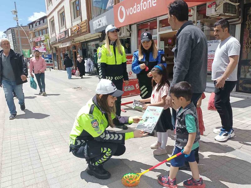 Ağrı’da Trafik Haftası’nda vatandaşlara bilgilendirme