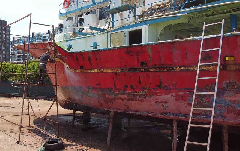 Akdeniz’in balıkçıları, ekmek teknelerini bakıma aldı