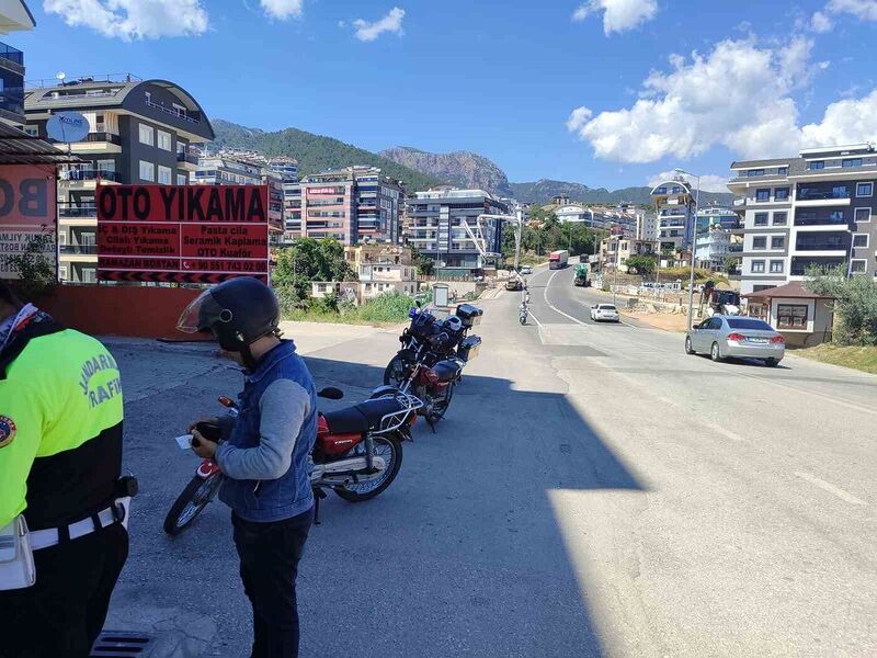 Alanya’da 5 motosiklet trafikten men edildi