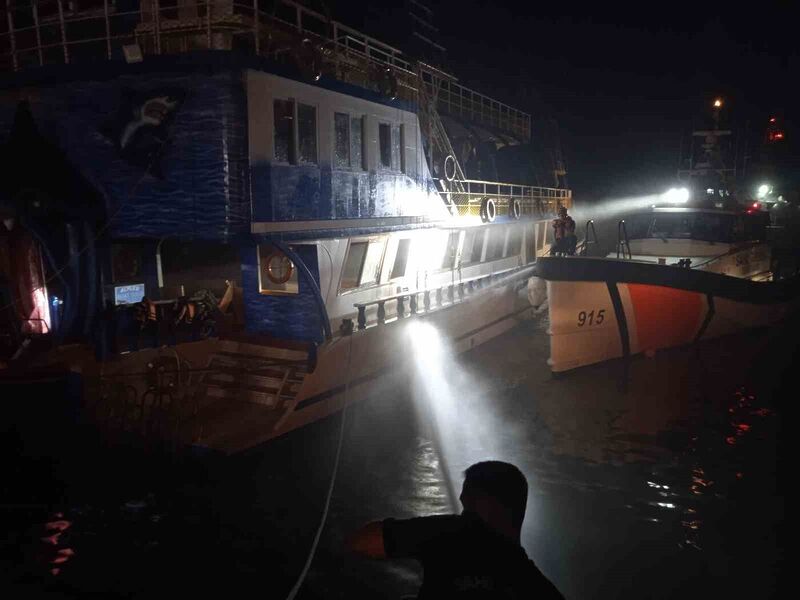 Alanya’da tur teknesinde korkutan yangın