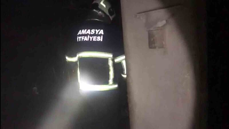 Amasya’da köyde yanan ev alevlere teslim oldu