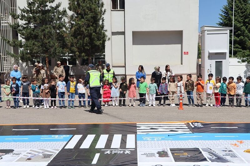 Anaokulu öğrencilerinden İl Jandarma Komutanlığı’na ziyaret