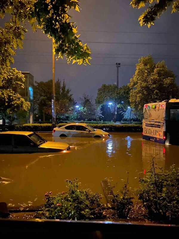 Ankara’da sağanak yağmur nedeniyle ev ve iş yerlerini su bastı, araçlar mahsur kaldı